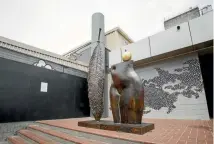  ?? PHOTO: WARWICK SMITH/STUFF ?? Paul Dibble’s pop-up sculpture The Garden, alongside street artist Haser’s covered over mural.
