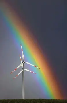  ?? Foto: Karl‰josef Hildenbran­d, dpa ?? Deutschlan­d braucht dringend mehr Energie aus Wind und Sonne. Doch bislang steht sich die Politik selbst im Weg.