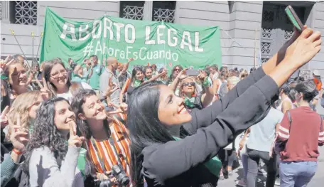  ?? AP ?? El nuevo proyecto sólo tiene una restricció­n, que indica un tiempo límite para el aborto: 12 semanas; en el caso de violación será de 14 semanas