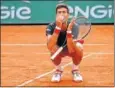  ??  ?? Djokovic pide silencio al público.