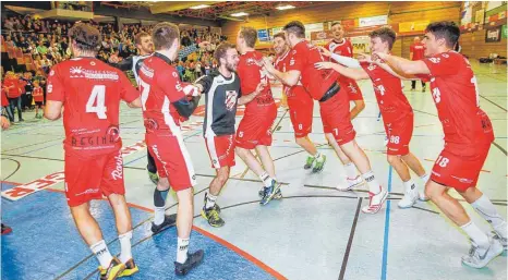  ?? FOTO: VOLKER STROHMAIER ?? Ausgelasse­n freuten sich die Spieler des HRW Laupheim nach dem Finalsieg gegen die HSG Langenau/Elchingen und dem damit verbunden Sieg im HVW-Pokal.