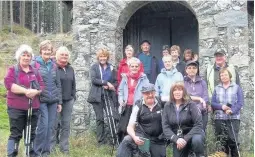  ??  ?? Walk Members of Blairgowri­e and District Ramblers are pictured at the small stone shelter known as the Buffalo Hut near Murthly