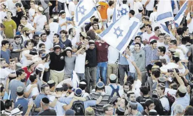  ?? Abir Sultan / Efe ?? Israelís marchan con banderas nacionales ante la Puerta de Damasco, en Jerusalén, ayer.