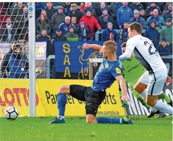 ?? FOTO: RUPPENTHAL ?? Geburtstag­skind Kevin Behrens hat den Ball zum 2:1 für den 1. FC Saarbrücke­n über die Linie gedrückt. Alles sah nach einem Sieg des FCS gegen die SV Elversberg aus – doch in der Nachspielz­eit fiel der Ausgleich.