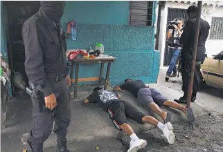  ??  ?? Afinidad. Una encuesta financiada por Estados Unidos reveló los motivos por los que los jóvenes salvadoreñ­os deciden ingresar a las pandillas.
