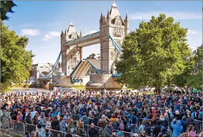  ?? ?? SHARED GRIEF: Mourners by Tower Bridge in the long queue to view the Queen’s coffin and pay their respects