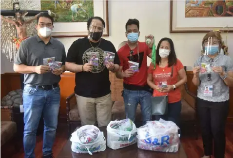  ?? DONATION. (Jun Jaso/Pampanga PIO) ?? One of the Returning Overseas Filipinos who received assistance under the Balik Pinas, Balik Pampanga program of the provincial government personally hands over packs of donations to Governor Dennis 'Delta' Pineda at the Capitol Building.