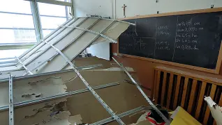  ??  ?? Come in un terremoto Il controsoff­itto crollato alla elementare De Amicis di Padova: tragedia sfiorata in una delle quinte classi