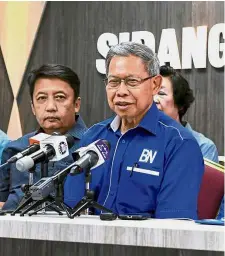  ?? — Bernama ?? Eye of the storm:A file photo of Mustapa (right) with Ahmad Jazlan at a press conference in April.