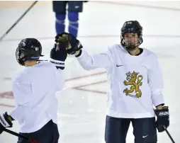  ?? FOTO: LEHTIKUVA/TIMO JAAKONAHO ?? Tanja Niskanen, Emma Nuutinen och de övriga damlejonen inleder sin medaljjakt på söndag.