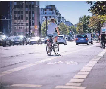  ?? RP-FOTO: ANNE ORTHEN ?? Der neu gestaltete Radweg an der Karlstraße am Hauptbahnh­of ist Teil des Radhauptne­tzes. Es sieht 300 Kilometer an Radwegen durch Düsseldorf vor.