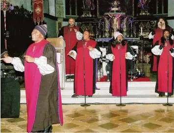  ?? Foto: Horst von Weitershau­sen ?? Das Ensemble von „Reverend Gregory M. Kelly’s Best of Harlem Gospel“trotzte mit Gospels und Spirituals in der Höchstädte­r Pfarrkirch­e der Kälte.