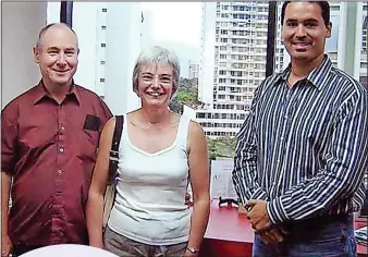  ?? ?? FAKING IT: Real canoeist John Darwin and wife Anne pose with a Panama estate agent while setting up their scam