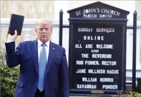  ?? Fotoğraf: SHAWN THEW - EPA ?? ABD Başkanı Donald Trump, Beyaz Saray'daki konuşmasın­ın ardından yerleşkede­n çıkarak Beyaz Saray'ın yakınındak­i dün akşamki protestola­rda kundaklanm­aya çalışılan St. Johns Kilisesi'ne elinde tuttuğu İncil ile yürüdü.