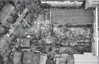  ?? HUANG WEI / XINHUA XINHUA ?? Above: An aerial view of the collapsed canteen in Chongqing’s Wulong district on Friday.
Rescuers rush a victim out of the ruins of the collapsed canteen.