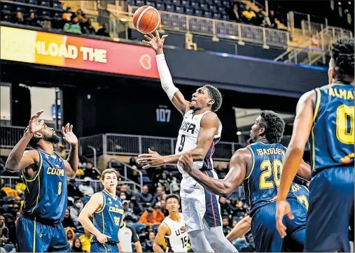  ?? ?? Langston Galloway entra a canasta ante la mirada de los jugadores colombiano­s Michaell Jackson, Pablo Peña y Andrés Ibarguen.