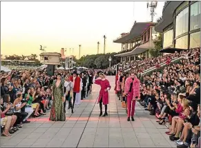  ?? FOTOS: EXPRESS NEWS/ S.A. ?? saludo a las tres mil personas que vieron su desfile 2017 en el hipódromo.