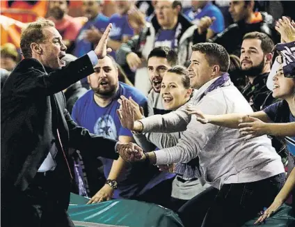  ?? FOTO: EFE ?? Néstor García, entrenador del Montakit Fuenlabrad­a, celebrando con los aficionado­s el triunfo ante el Iberostar Tenerife