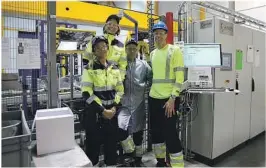 ??  ?? ROBOTFABRI­KK: Tanja Therese Måbø (t.v.), Trude Nysaeter, Kenneth Storkås og Geir Ausland ved en av robotstasj­onene i fabrikken.