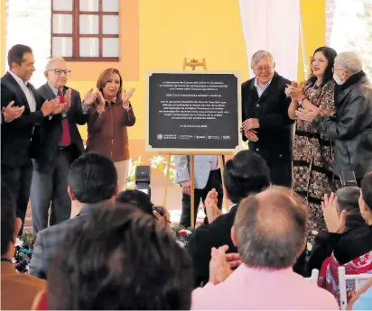  ?? MIZPAH ZAMORA ?? Autoridade­s federales y estatales develaron una placa alusiva a la donación del inmueble