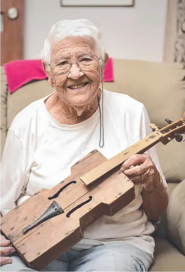  ?? Picture: MATT TAYLOR. ?? TREASURED POSSESSION: Legacy widow Margaret Pilcher cares for a violin, made from a chocolate box by her late husband's uncle in the trenches of Gallipoli during World War I.