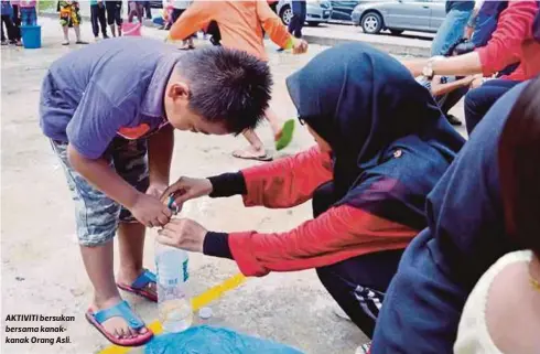  ??  ?? AKTIVITI bersukan bersama kanakkanak Orang Asli.