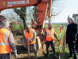  ??  ?? Festa Da sinistra: De Berti, Franco, Zaia, Armani e Variati Sotto il cantiere