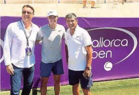  ??  ?? Edwin Weindorfer mit Rafa Nadal und Trainer- Onkel Toni ( v. li.)