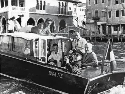  ??  ?? Cesare Zavattini e Vittorio De Sica a Venezia in occasione della 29. Mostra Internazio­nale d’Arte Cinematogr­afica, 1968. Cesare Zavattini and Vittorio De Sica in Venice on the occasion of the 29th Venice Internatio­nal Film Festival, 1968.