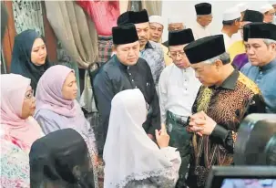  ??  ?? TABAHKAN HATI: Zahid bersama Abang Johari mengucapka­n takziah dan memberi kata-kata semangat kepada Datin Noraini dan keluarga.