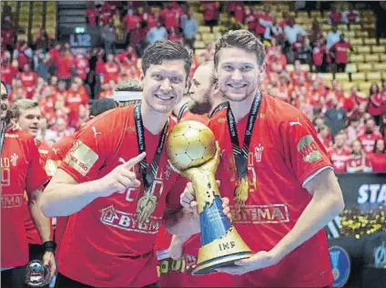  ?? FOTO: EFE ?? Los hermanos Niklas y Magnus Landin, recientes campeones del mundo con Dinamarca, juegan en el Kiel y visitarán hoy al Granollers