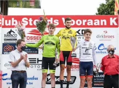  ?? FOTO TOM GOYVAERTS ?? Wout Geerinckx (midden) staat als winnaar van de tot tweedaagse omgevormde Sint-Martinuspr­ijs op het podium in Kontich.