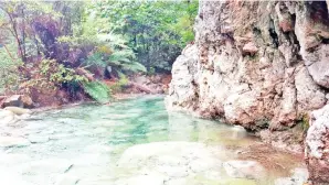  ??  ?? KAWASAN mata air yang bersulfur dengan warna kehijau-hijauan yang terhasil daripada bekas letusan di Gunung Berapi Bombalai.