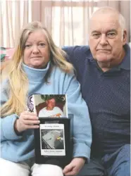  ?? STAFF PHOTO BY ERIN O. SMITH ?? Tina Simmons Honeycutt and her father, Malcom Simmons, pose for a photo with the remains and photos of Jeffery Simmons, who died in the Hamilton County Jail last year. Though the death was ruled accidental, Honeycutt and Simmons believe the death could...