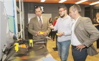  ??  ?? Desde la izquierda, el presidente del BDE Joey Cancel; el diseãdor industrial Miguel Cotto; y el propietari­o de A.SPACE Labs, Rafael Aponte García.