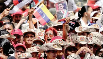  ??  ?? EL APOYO. Miles de venezolano­s salieron ayer a las calles de Caracas en apoyo al presidente Nicolás Maduro.