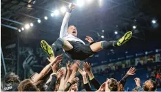  ?? Foto: Nick Potts, dpa ?? Nach dem vorzeitige­n Titelgewin­n ließ die Mannschaft des FC Chelsea die scheidende Klub Legende John Terry hochleben.