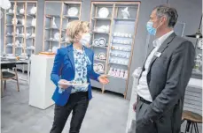  ?? FOTO: MARIJAN MURAT/DPA ?? Wirtschaft­sministeri­n Nicole Hoffmeiste­r-Kraut (CDU) und Tritschler-Geschäftsf­ührer Thomas Breuninger: Das Einkaufser­lebnis bleibt aus.