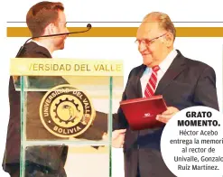  ??  ?? GRATO MOMENTO. Héctor Acebo entrega la memoria al rector de Univalle, Gonzalo Ruíz Martínez.