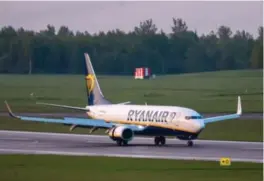  ?? Foto: Mindaugas Kulbis, AP/NTB ?? ⮉ Det var dette Ryanair-flyet som ble tvunget ned i Minsk. Her er flyet avbildet idet ankom til bestemmels­esstedet Vilnius. To passasjere­r var blitt tvunget til å forlate flyet i Belarus' hovedstad.