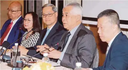  ?? PIC BY SAIFULLIZA­N TAMADI ?? PPB Group Bhd chairman Tan Sri Oh Sien Nam (second from right) with managing director Lim Soon Huat (centre) and company officials at the extraordin­ary general meeting in Kuala Lumpur yesterday.