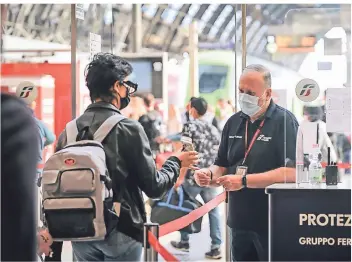  ?? FOTO: CLAUDIO FURLAN/DPA ?? An italienisc­hen Bahnhöfen müssen die Reisenden digitale Nachweise vorzeigen, dass sie geimpft, genesen oder negativ auf Covid-19 getestet sind.