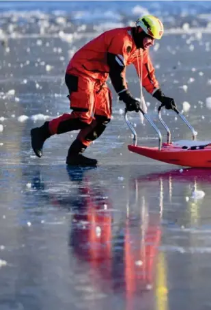  ??  ?? Svend Morten Svendsen, bak, og André Aquiluz fra brannvesen­et på isen på vei ut for å øve på å hente opp en person i Møllebukta i en øvelse.