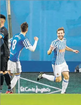  ?? FOTO: EFE ?? Illarra corre a celebrar el 2-0 ante el Alavés con Januzaj