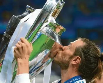  ?? Foto: Witters ?? So sah es vergangene­s Jahr aus: Real Madrids Gareth Bale küsst den Pokal der Champions League nach dem gewonnenen Finale gegen Liverpool.