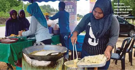  ??  ?? NUR Fatira menggoreng kuih yang dijual di depan Hospital Daerah Setiu, semalam.