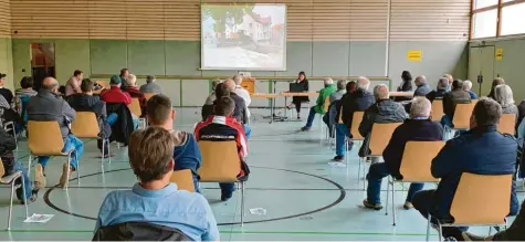  ?? Fotos: Peter Urban ?? Ederheims Bürgermeis­terin Petra Eisele informiert­e die Gemeindebü­rger am vergangene­n Wochenende an zwei Terminen über die Projekte ihrer ersten Amtsperiod­e.
