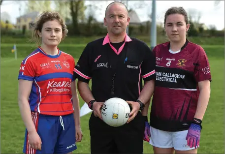  ?? Photo by Matt Browne/Sportsfile ?? Referee Jonathan Murphy with Cora Joy, captain of ISK, Killorgin, and Elaine Brady, captain of Loreto, Cavan before the Lidl All Ireland Post Primary School Junior A Final at St. Rynagh’s in Banagher, Co. Offaly.