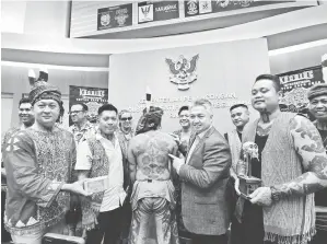  ?? ?? SENI TATU: Snowdan (dua kanan) mempamerka­n tatu tradisi Sarawak di badan pada sidang media bersama jawatankua­sa penganjur ekspo, semalam.