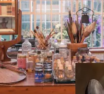  ??  ?? Left: Kahlo’s studio. Below: a pair of herstacked heels